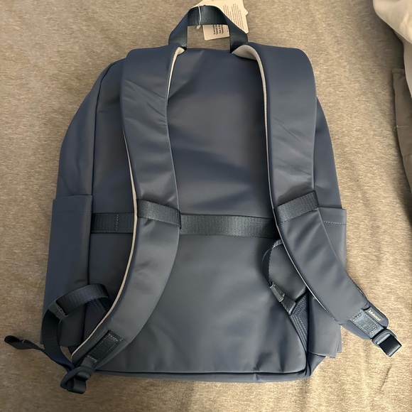 lululemon backpack gray All Sport 10L TellurideFUEL Move Through Your Day With An Organized State Of Mind Thanks To This Backpacks Dedicated Compartments For Your Laptop Lululemon Backpack 22L NEW WITH
